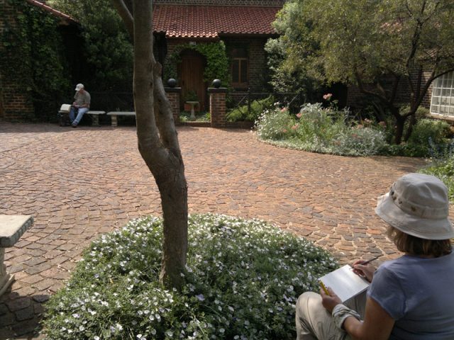 Photo of fellow sketchers at work.